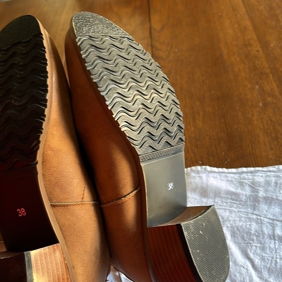 No Brand tan boots with ties on each side. Zipper in back. Size 7. New - Picture 6 of 8